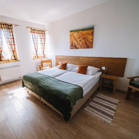 Novacany Bio Farma & Penzion Zlaty Hyl מראה חיצוני תמונה
