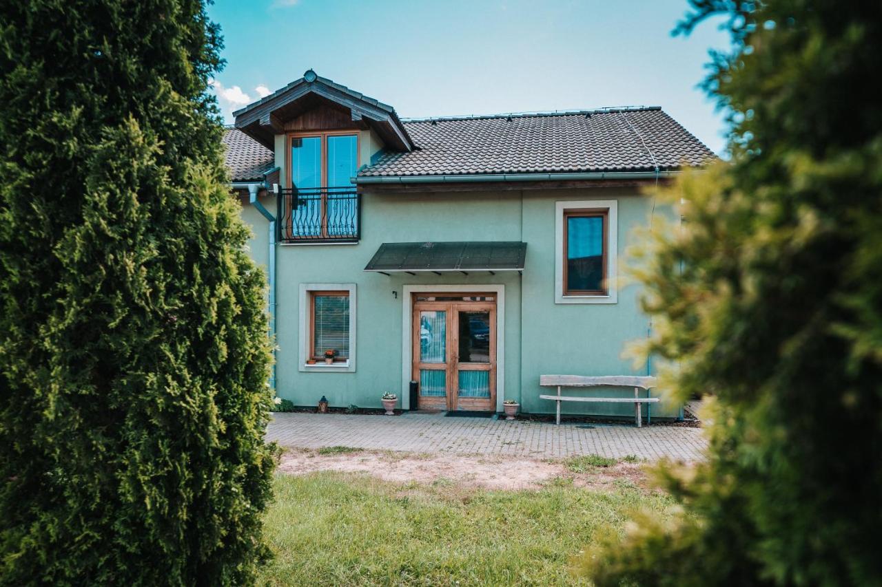 Novacany Bio Farma & Penzion Zlaty Hyl מראה חיצוני תמונה