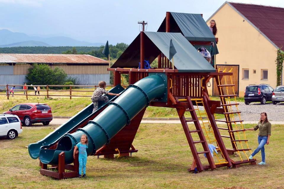 Novacany Bio Farma & Penzion Zlaty Hyl מראה חיצוני תמונה
