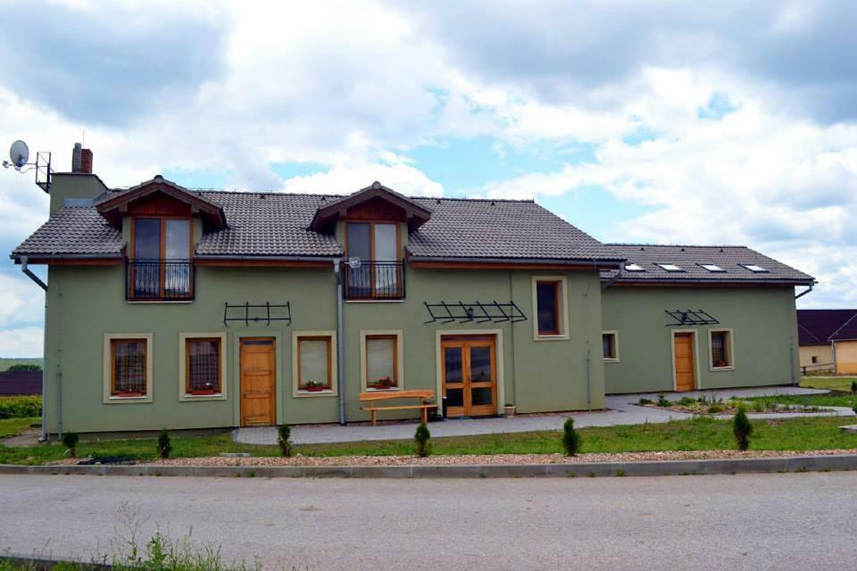 Novacany Bio Farma & Penzion Zlaty Hyl מראה חיצוני תמונה